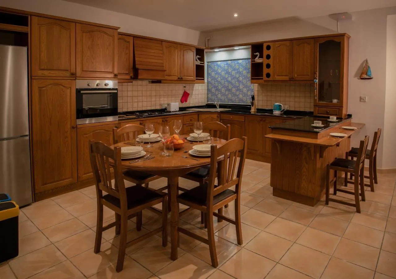 Spacious 3 Bedroom Apartment In Marsascala マルサスカーラ
